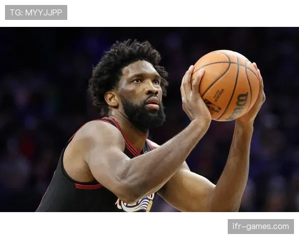 恩比德内线强攻拉开比分差距，关键时刻得分效率显著提升